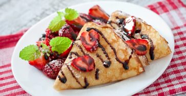 pancakes-with-strawberries-