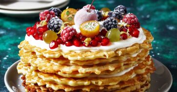 Un Gâteau de Gaufres à la Crème Sure et aux Baies